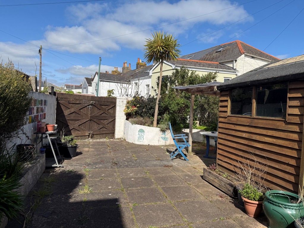 Lot: 19 - FORMER DAY CARE CENTRE WITH COURTYARD GARDEN AND PARKING OFFERING POTENTIAL - Part of rear courtyard and parking area